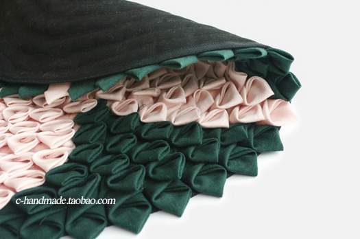  Гарний килимок в техніці клаптикового шиття з трикутників.