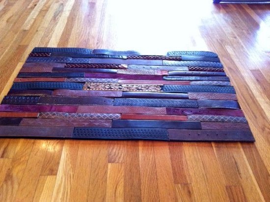  Креативний килимок з ременів.