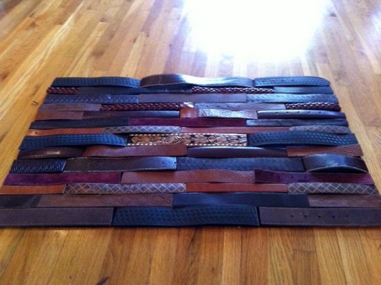  Креативний килимок з ременів.