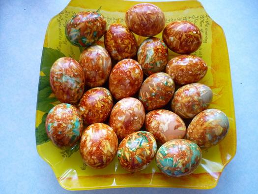  Незвичайний спосіб фарбування яєць на Великдень