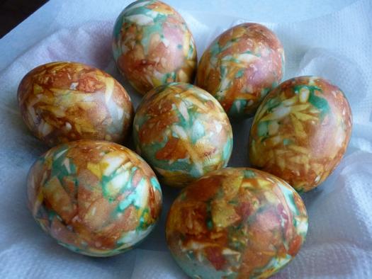  Незвичайний спосіб фарбування яєць на Великдень