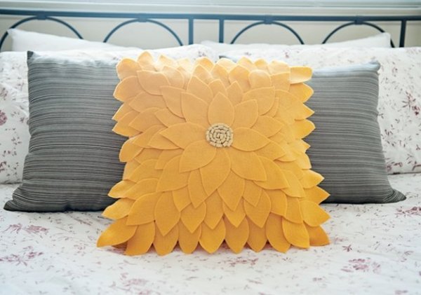  Декоративна подушка квітка з флісу своїми руками.