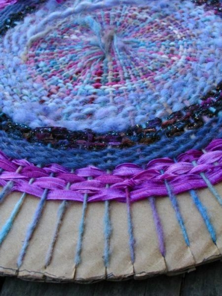  Плетемо круглий килимок із залишків ниток.