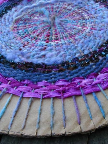 Плетемо круглий килимок із залишків ниток.