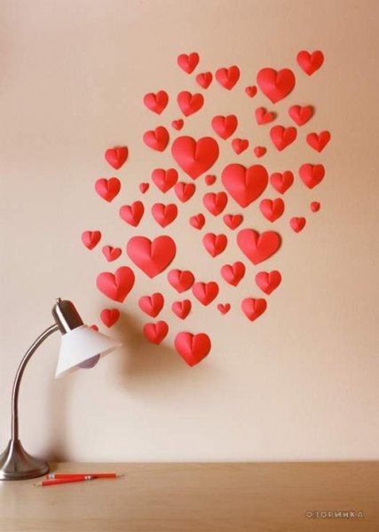  «Валентинки» на стіні   паперові сердечка своїми руками