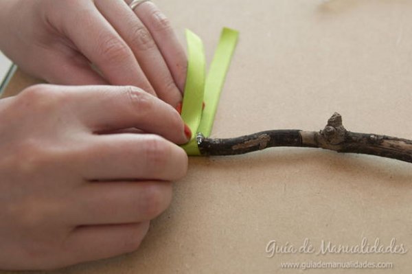 Як легко зробити ялинку з гілочки і атласних стрічок?