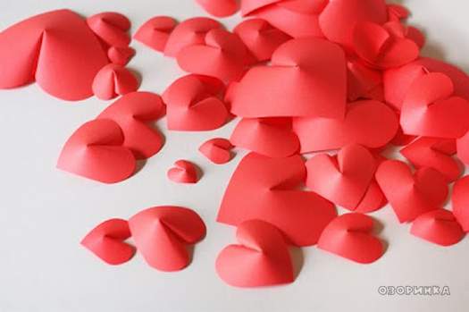  «Валентинки» на стіні   паперові сердечка своїми руками