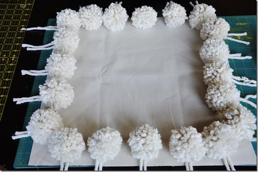  Як зробити подушку з помпонами