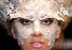  Леді Гага шокує публіку своїми формами!