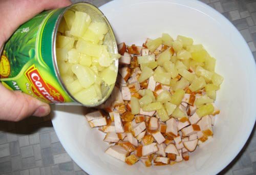 Ситний і смачний салат з ананасами і копченою куркою