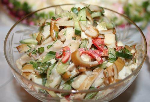  Смачні салати, приготовані з копченим кальмаром