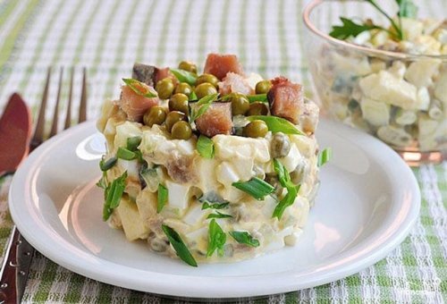  Прості і смачні рецепти салатів з копченою скумбрією