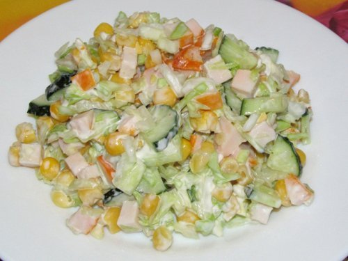  Смачний салат з кукурудзою і копченою куркою