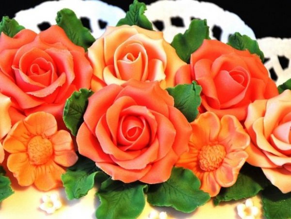  Робимо троянди з марципана для прикраси тортів.