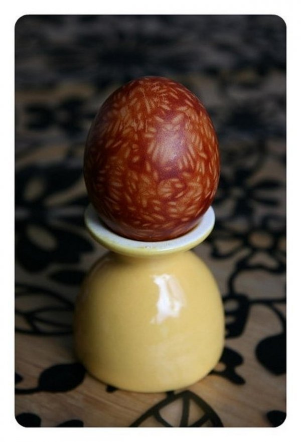  Ще один оригінальний спосіб фарбування яєць на Великдень.