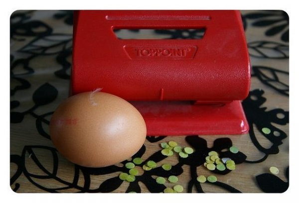  Ще один оригінальний спосіб фарбування яєць на Великдень.