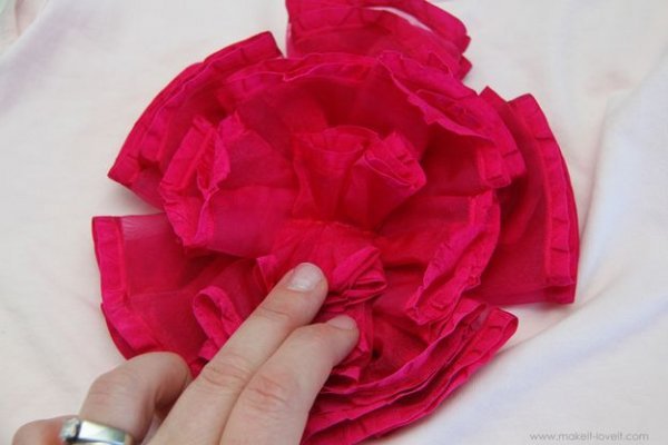  Як легко прикрасити футболку квіткою з тканини?