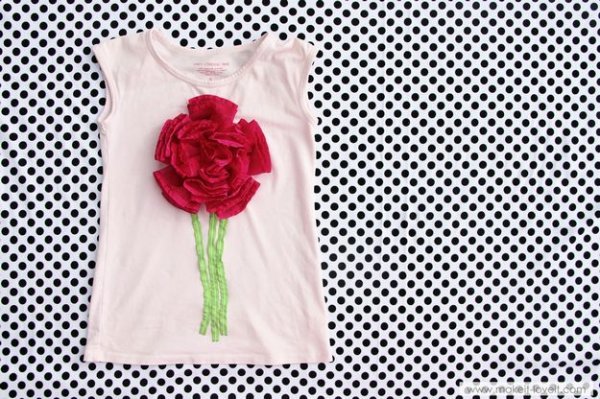  Як легко прикрасити футболку квіткою з тканини?
