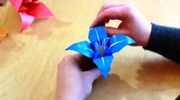 12795acedc5a68393e1bf60dbf6c91bd Квіти орігамі з паперу: схеми поетапно своїми руками, варіанти кольорів, складні вироби і найпростіші ідеї для дітей
