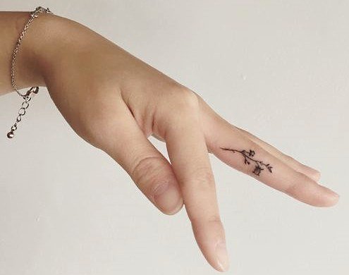 3ce62891f9a712c98d9d7373ad25e5ce Татуювання для дівчат на пальцях рук. Популярні малюнки і їх значення