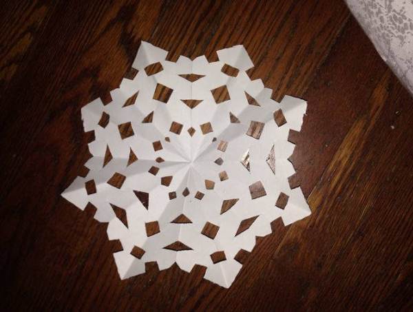 af684d0a964faaa9161f1c089b3fcd60 Сніжинки з паперу: роздрукувати шаблони для вирізання, як скласти папір, ідеї багатогранних прикрас