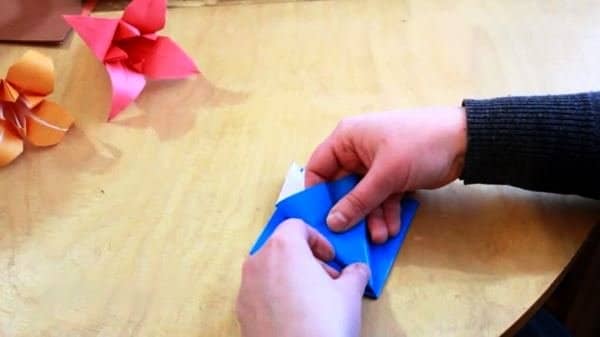 d1c0deea7fdc970323b18415e887f3d0 Квіти орігамі з паперу: схеми поетапно своїми руками, варіанти кольорів, складні вироби і найпростіші ідеї для дітей