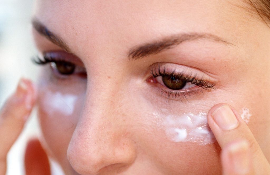 bcd3f276f2c539cf76f0fdd12bdbe63e Засоби для догляду за шкірою навколо очей (відгуки): ефективні маски, креми, бальзами, сироватки антивозростные