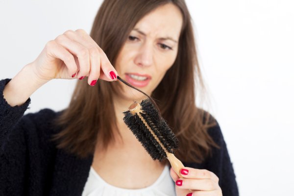 e03a85f6143e01411d187417dd97ece3 Лікування волосся від випадання в домашніх умовах народними засобами: причини, народні рецепти масок і ополіскувачів, відгуки