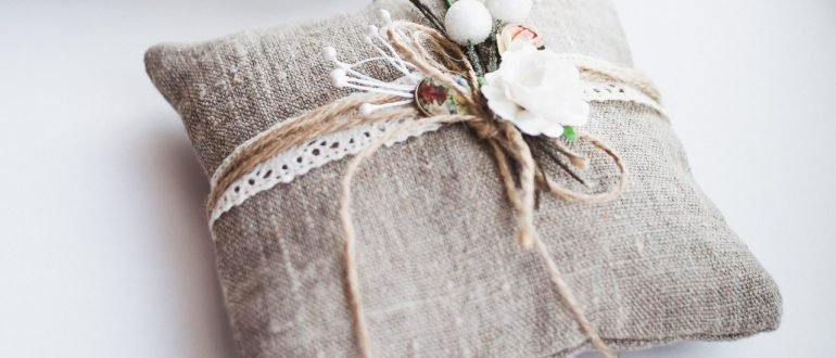 4506fbe2fb227e6c1b0d9b74fb128dad Подушка для кілець на весілля своїми руками: фото, з живих квітів, стрічок, мішковини, у вигляді кошика