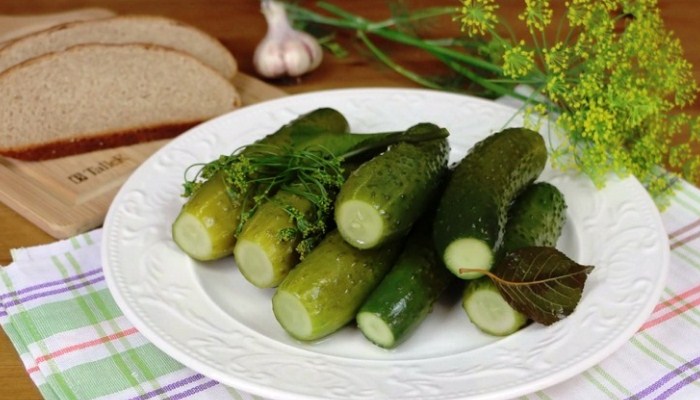  Хрусткі малосольні огірки — рецепти приготування гарячим способом