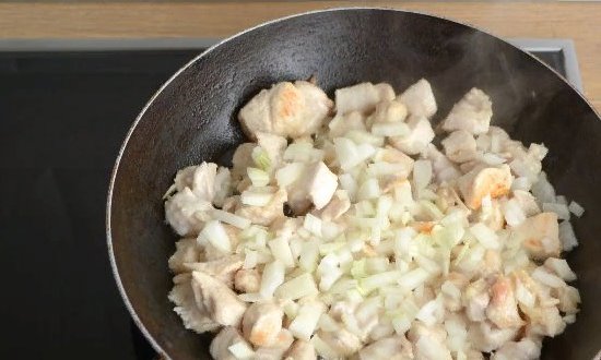  Курка смажена на сковороді шматочками — прості рецепти смачних страв з куркою