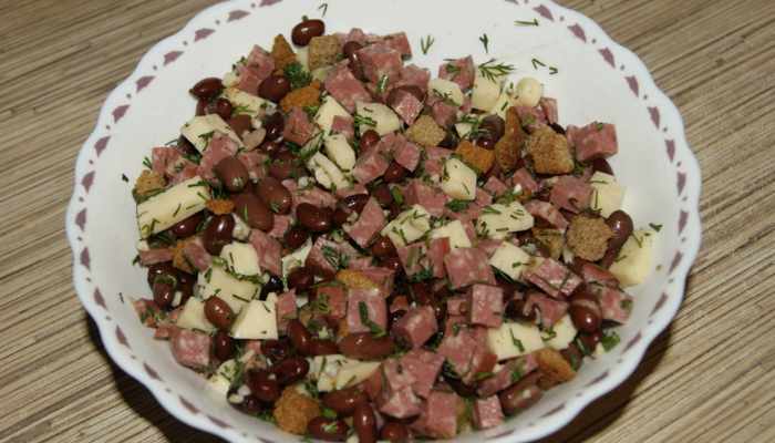  Дуже смачний салат з квасолею і копченою ковбасою — 7 найпростіших рецептів
