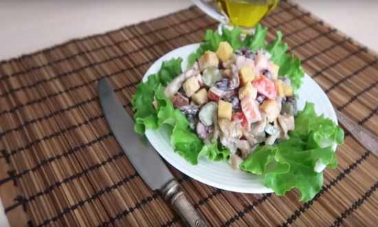  Дуже смачний салат з квасолею і копченою ковбасою — 7 найпростіших рецептів