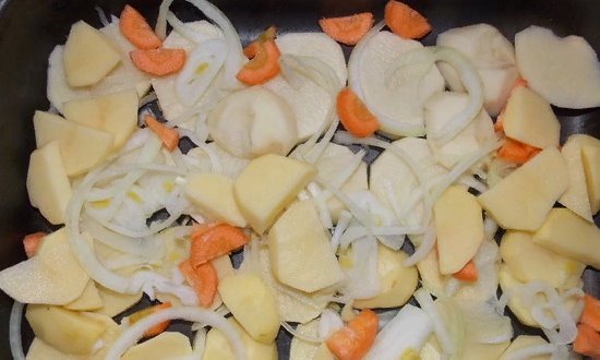  Свинячі реберця з картоплею, приготовані в духовці — 6 простих рецептів