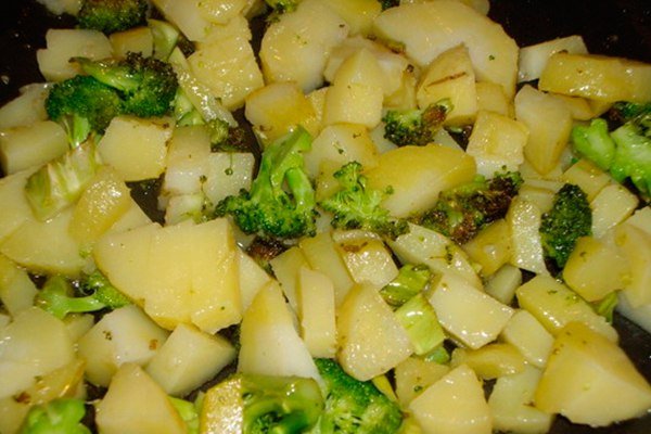 b6fcaa9d5d3ff114314dabbe2b26c1d8 Картопля з брокколі в духовці — три докладних рецептів з фото
