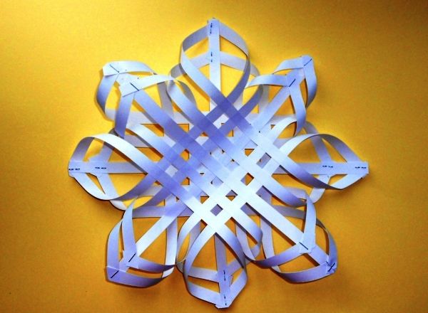 5893a87c013bb91512dafc2e38f4568f Як робити обємну сніжинку з паперу: схеми своїми руками, ідеї з вирізаних елементів і цільних листів