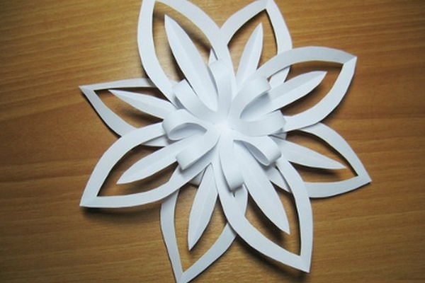 df8851b7f66883264fd989b928d3163a Як робити обємну сніжинку з паперу: схеми своїми руками, ідеї з вирізаних елементів і цільних листів