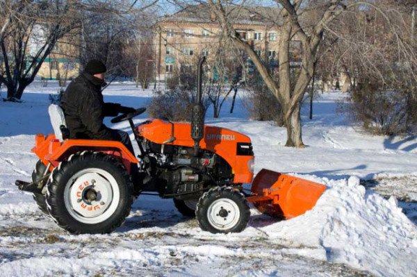 d0f1f8a2ca765c5ef5fb367a30c68df0 Міні трактор для прибирання снігу