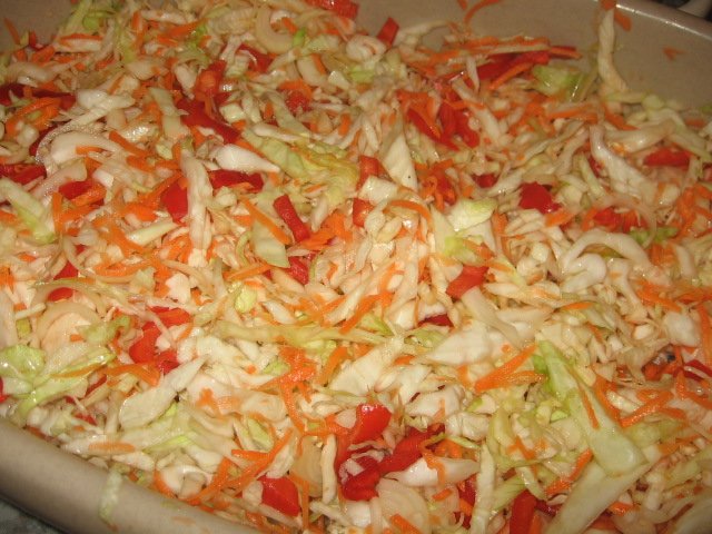 d7d6dbcb1d55853f02eca7ff57b83498 Рецепт приготування салату з капусти на зиму