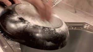 285615afc915d473b8c6b48ec687ad95 Як очистити чавунну сковороду (Відео)