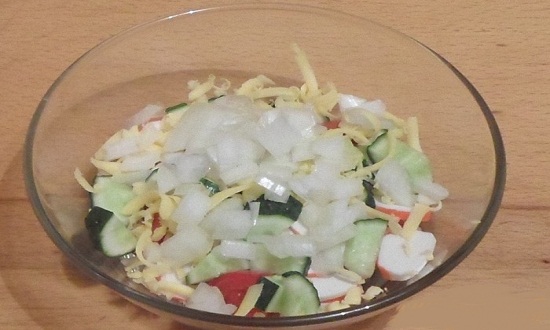  Салати з крабовими паличками, огірком, яйцем і помідорами — 4 цікавих рецепта