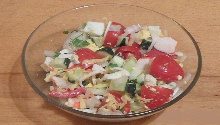  Салати з крабовими паличками, огірком, яйцем і помідорами — 4 цікавих рецепта