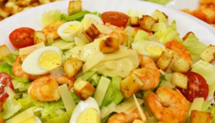  Дуже смачні та прості рецепти салату «Цезар» з креветками