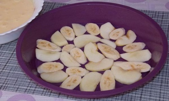  Пиріг «Шарлотка з яблуками і бананом — прості рецепти смачного і ніжного заливного пирога