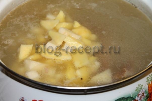 3f98a10c3b487ec88b463b8fa3acc104 Рецепти горохового супу з копченостями: з копченими реберцями та ковбасками