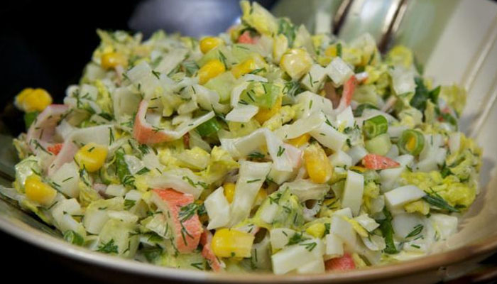  Салат з крабовими паличками і кукурудзою. Класичний рецепт з рисом — 4 рецепта + відео