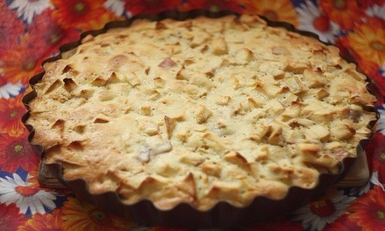  Пишний пиріг «Шарлотка з яблуками на сметанному тесті. Найсмачніші рецепти