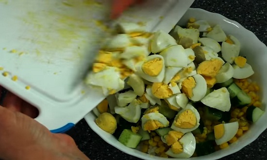  Салат з крабовими паличками, огірком, яйцем і сиром, найсмачніші рецепти