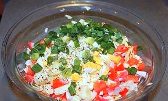  Салат з крабовими паличками і кукурудзою. Класичний рецепт з огірком
