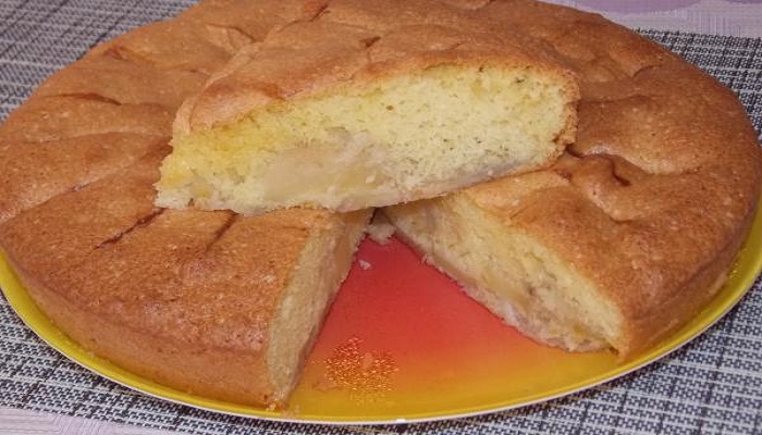  Пиріг «Шарлотка з яблуками і бананом — прості рецепти смачного і ніжного заливного пирога